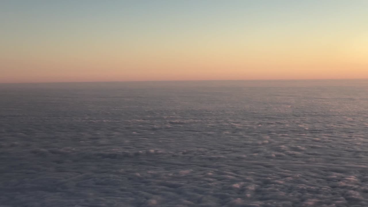 일몰 동안 비행기에서 구름 위의 공중 촬영