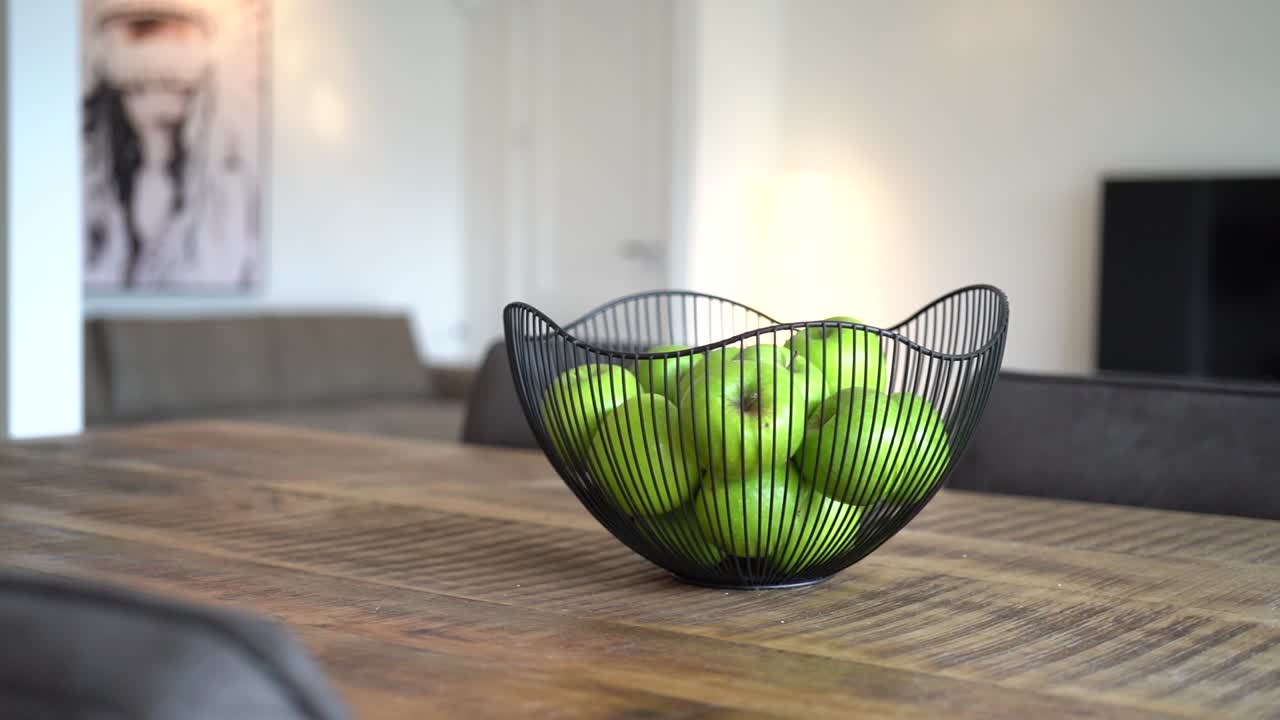 cesta de manzanas en una mesa de madera