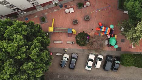 la perspectiva aérea captura la escena de niños involucrados en un juego de pelota en un patio de recreo