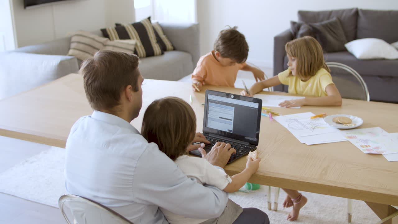 padre independiente que trabaja desde casa