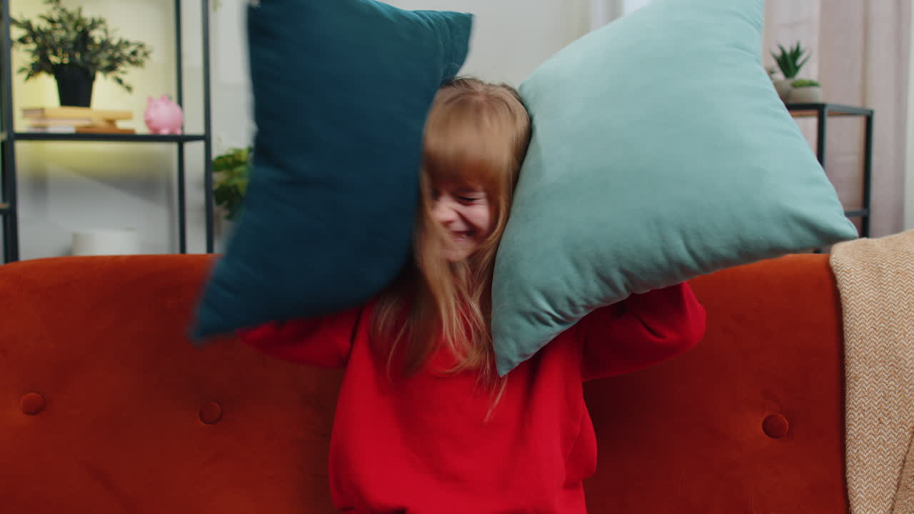 I vicini lavorano alla riparazione. La ragazza è irritata dalla musica rumorosa a casa. Copre le orecchie con i cuscini.