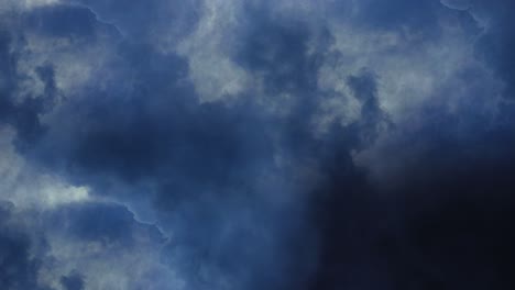 Ein-Gewitter,-Ein-Blitz,-Der-über-Einen-Dunklen-Himmel-Mit-Sich-Bewegenden-Wolken-Zuckt