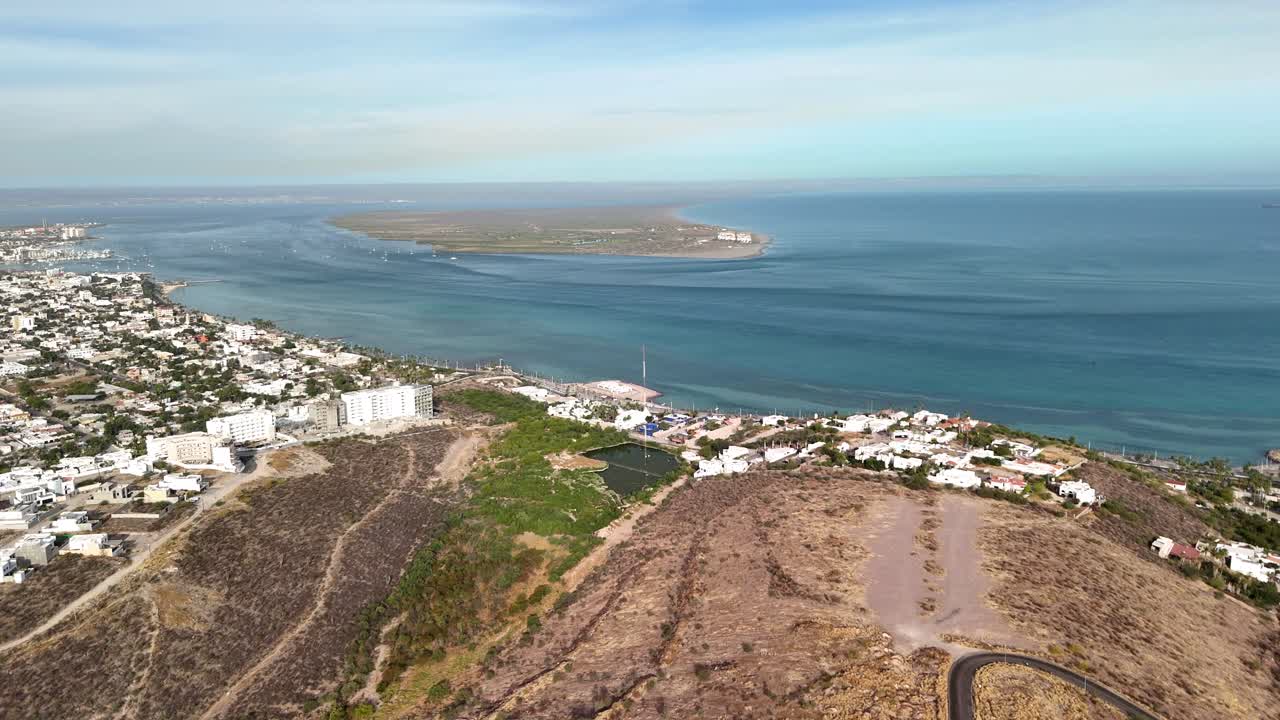 fotografía frontal de la bahía de mogoté y las playas de la paz, méxico