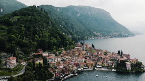 Disparo-De-Drone-Empujando-Hacia-Varenna,-Italia-En-El-Lago-De-Como