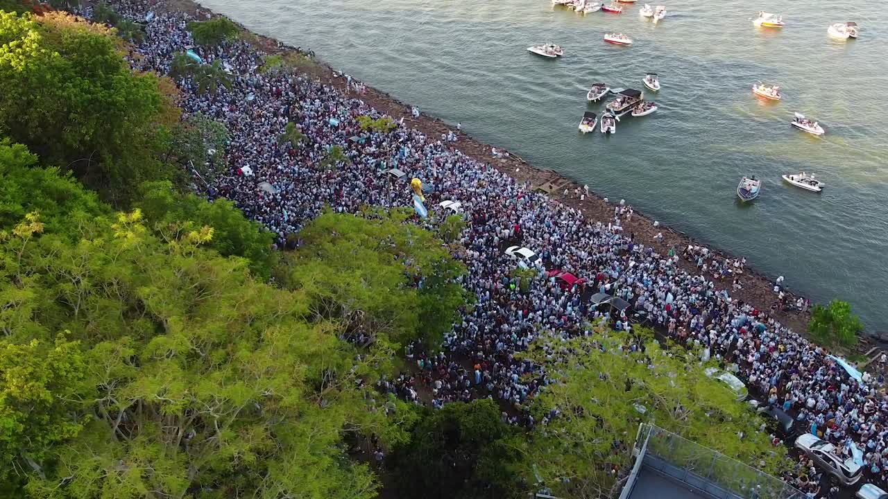 아르헨티나 국가대표팀의 수천 명의 팬들이 함께 축하하고, 카타르에서 2022 fifa 월드컵 우승에 기하고 있습니다.