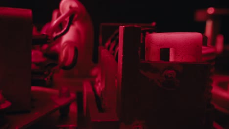 primer plano de maquinaria eléctrica antigua bajo luz roja