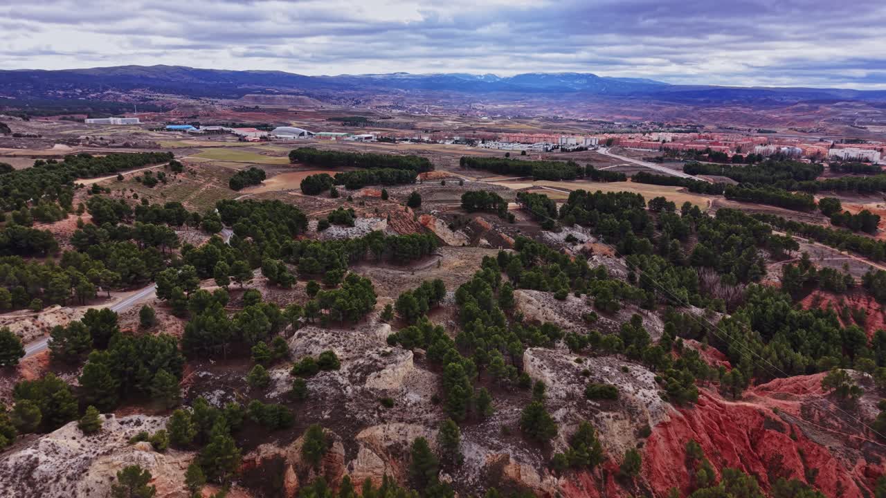 Vista da paisagem natural na Espanha com colinas e árvores durante o dia