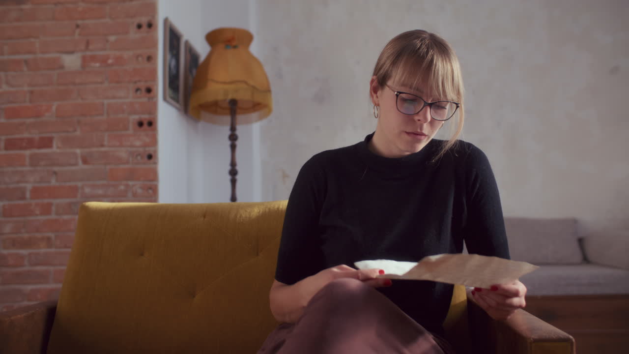 Frau liest einen Brief zu Hause