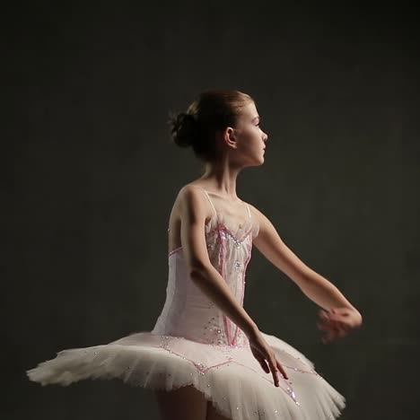 joven bailarina posando en el estudio