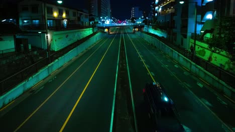 un time-lapse nocturno del atasco de tráfico en la calle del centro de tokio.
