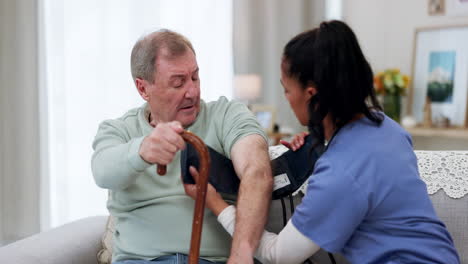 presión arterial, enfermera y medicina con el anciano