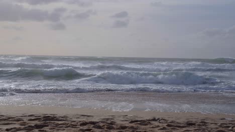 Meereswellen-Krachen-Heftig-An-Einem-Meeresstrand-Von-Praia-Da-Adraga-In-Portugal