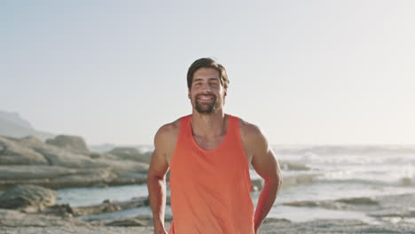 fitness de playa, entrenamiento y retrato de hombre junto al mar