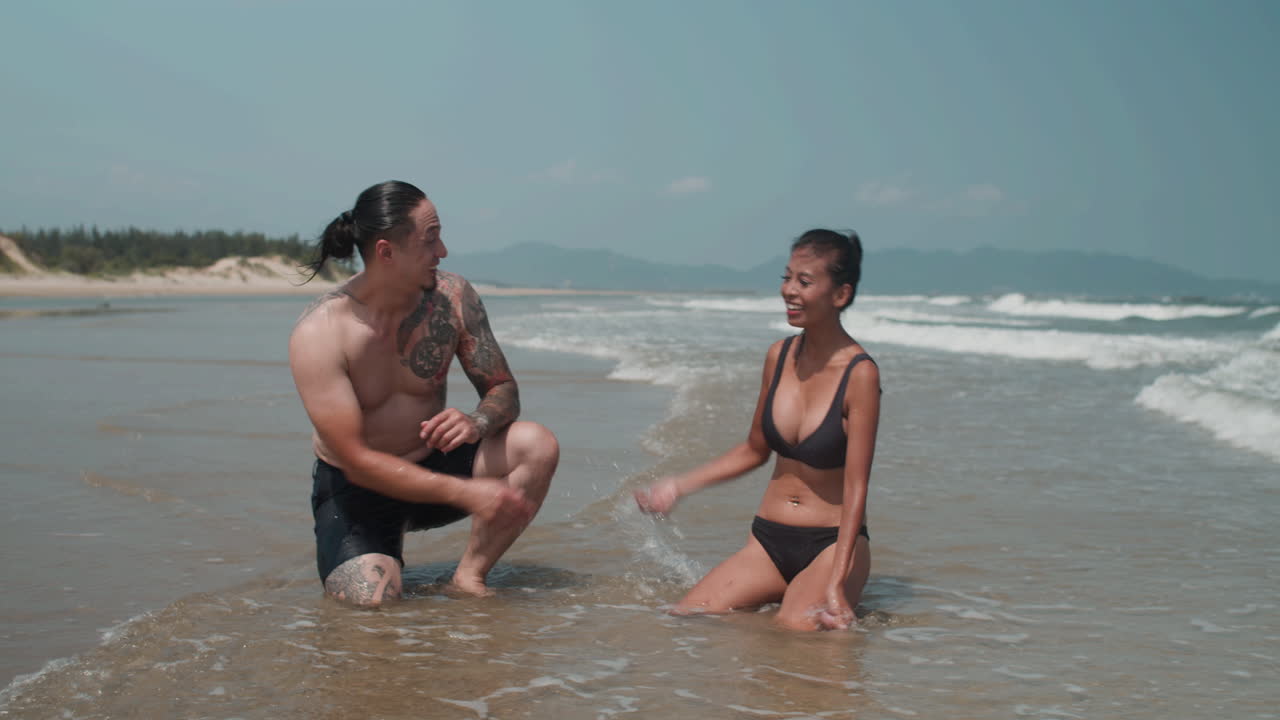 연안 에서 놀고 있는 부부