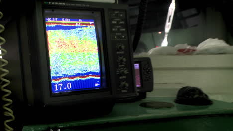 un barco de pesca utiliza un dispositivo de sonar para encontrar peces