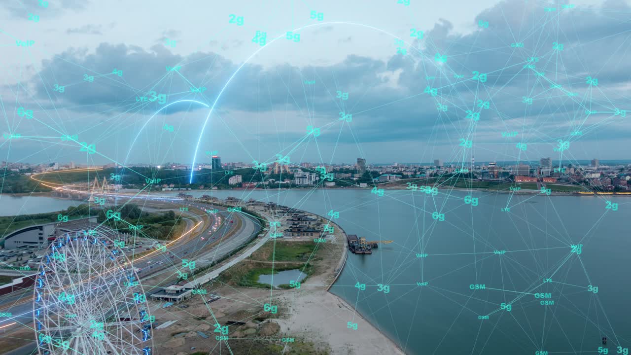 la ciudad inteligente imágenes aéreas de drones hologramas arcos de información que se forman durante la comunicación de red red futurista red y tecnología 5g drone baja luz 4k. bucle de video, lapso de tiempo