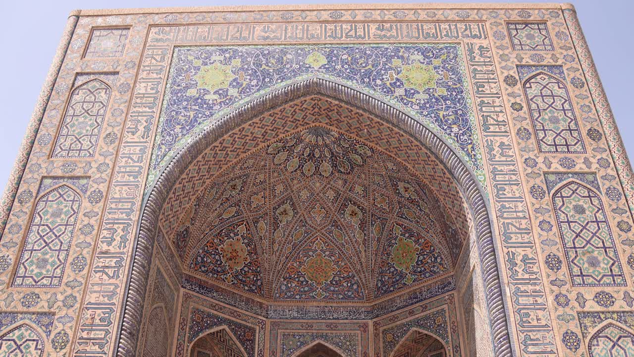 azulejos detallados y obras de arte islámicas en el arco en la plaza registan en samarcanda, uzbekistán a lo largo de la histórica ruta de la seda