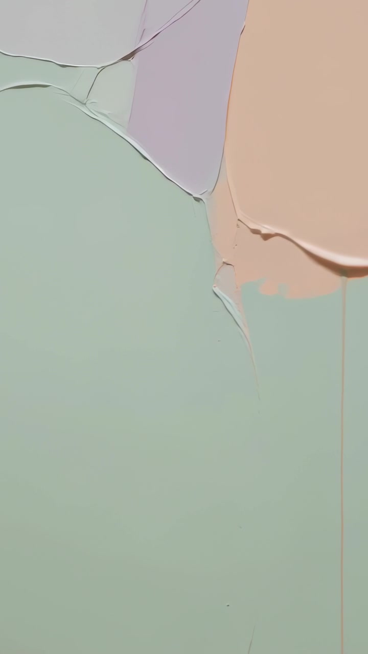 Video verticale: Spingendo un coltello si rivela il color lavanda sotto il color pesca su un pannello artistico color menta, con colature e rilievi.