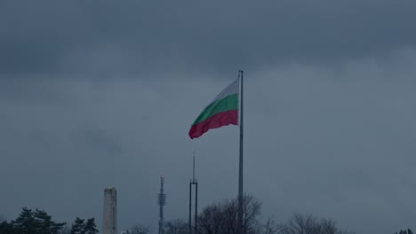 Cámara-Lenta-De-La-Bandera-Búlgara-Ondeando-Con-El-Viento-Durante-Una-Tarde-Sombría-Y-Húmeda