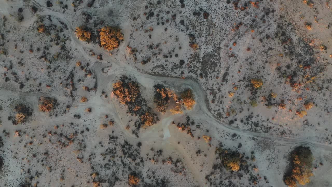 imágenes de drones del campamento en la pista de birdsville, interior sur de australia