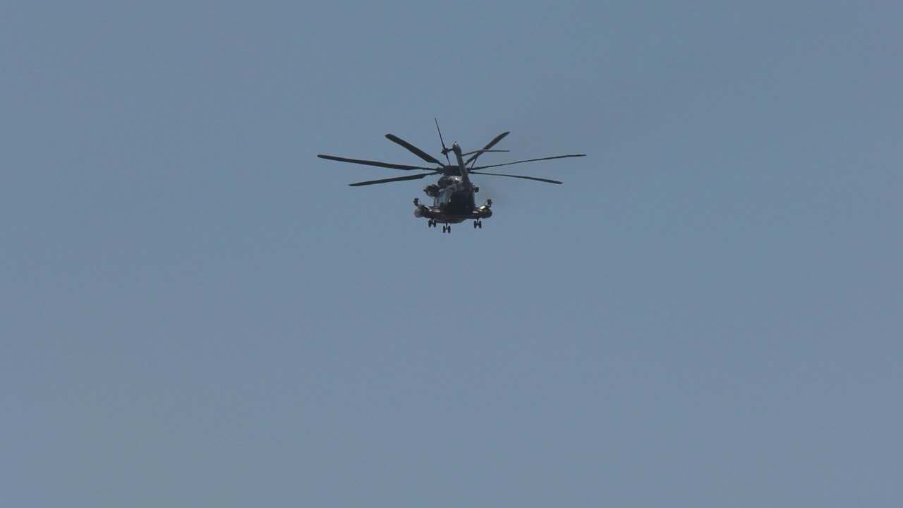 푸른 하늘을 날고 있는 군용 화물 헬리콥터