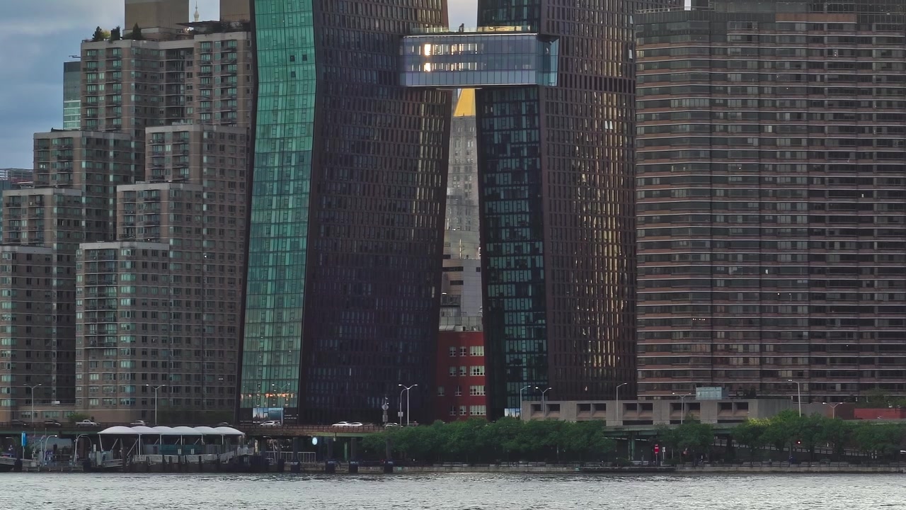 Prédios da cidade refletem a luz à noite em Nova Iorque, NYC