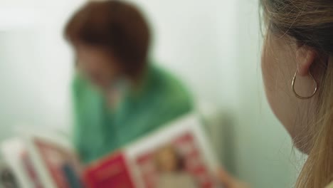 una chica bonita se sienta en una silla en un salón de belleza