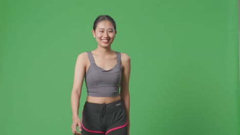 운동복을 입은 웃는 여자