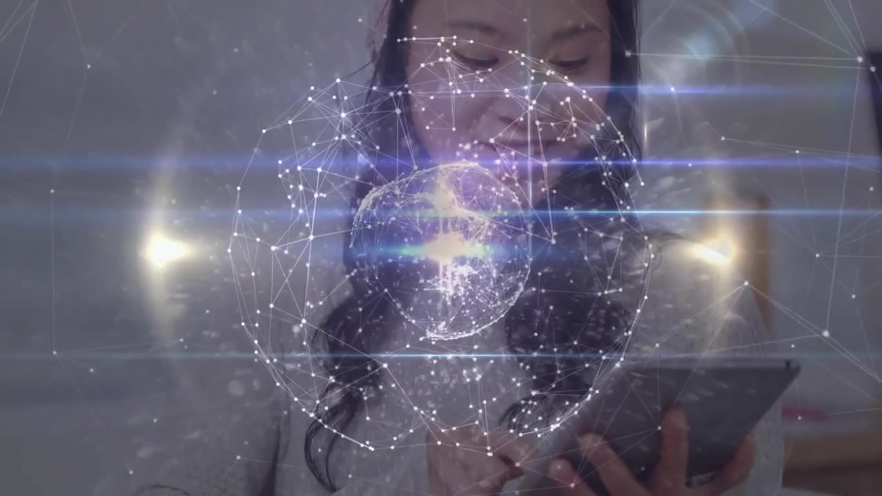 Mulher tocando na tela do tablet, ativando um globo holográfico giratório que visualiza dados em tecnologia