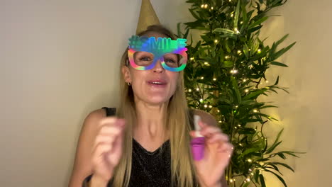 mujer joven en cuenta regresiva de videollamada hasta la medianoche y celebrando el año nuevo