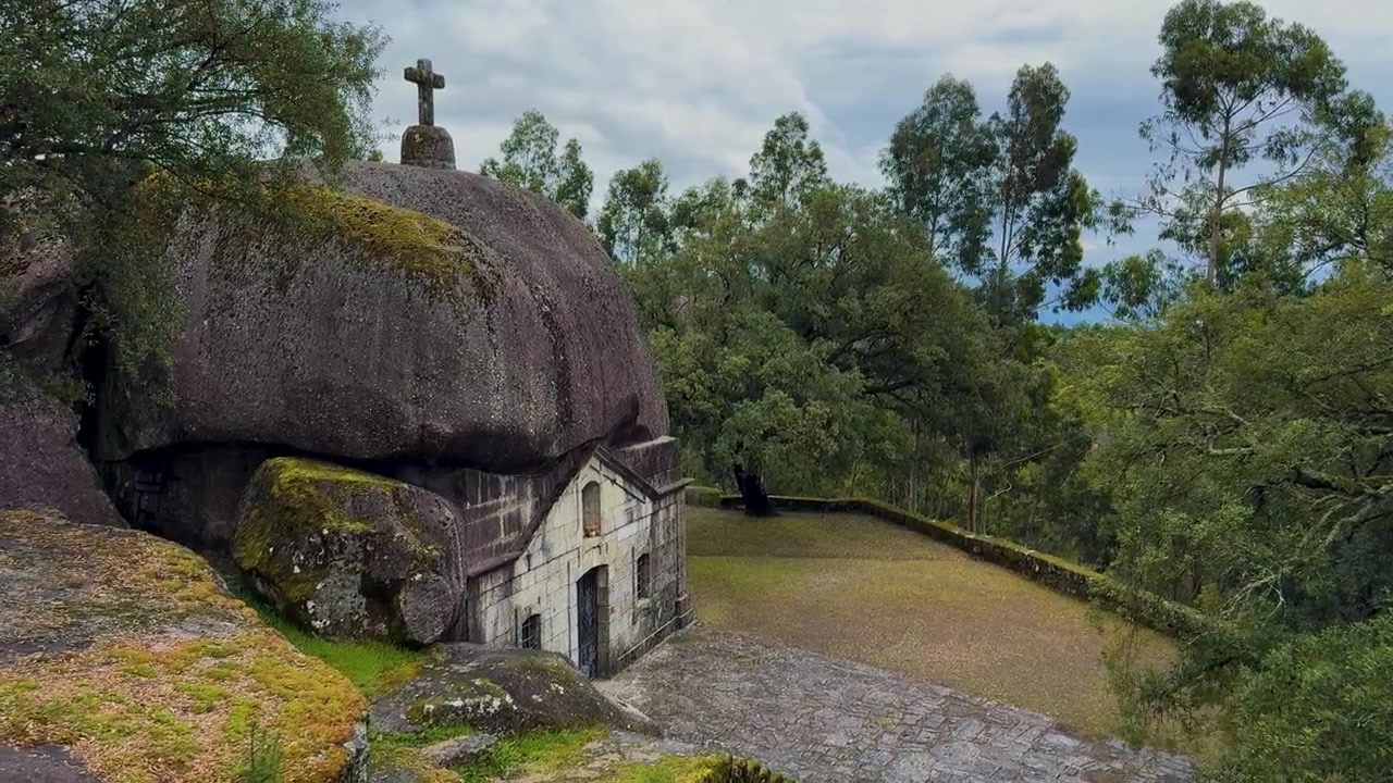 Ylhäältä päin näkymä Santuario de Nossa Senhora da Lapa -kivikappeliin, joka sijaitsee massiivisen siirtolohkareen alla.