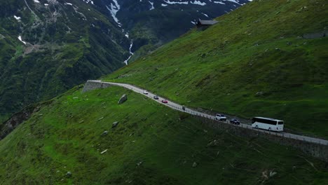 autobuses y coches se quedan atascados en la estrecha carretera de montaña de furka pass en suiza