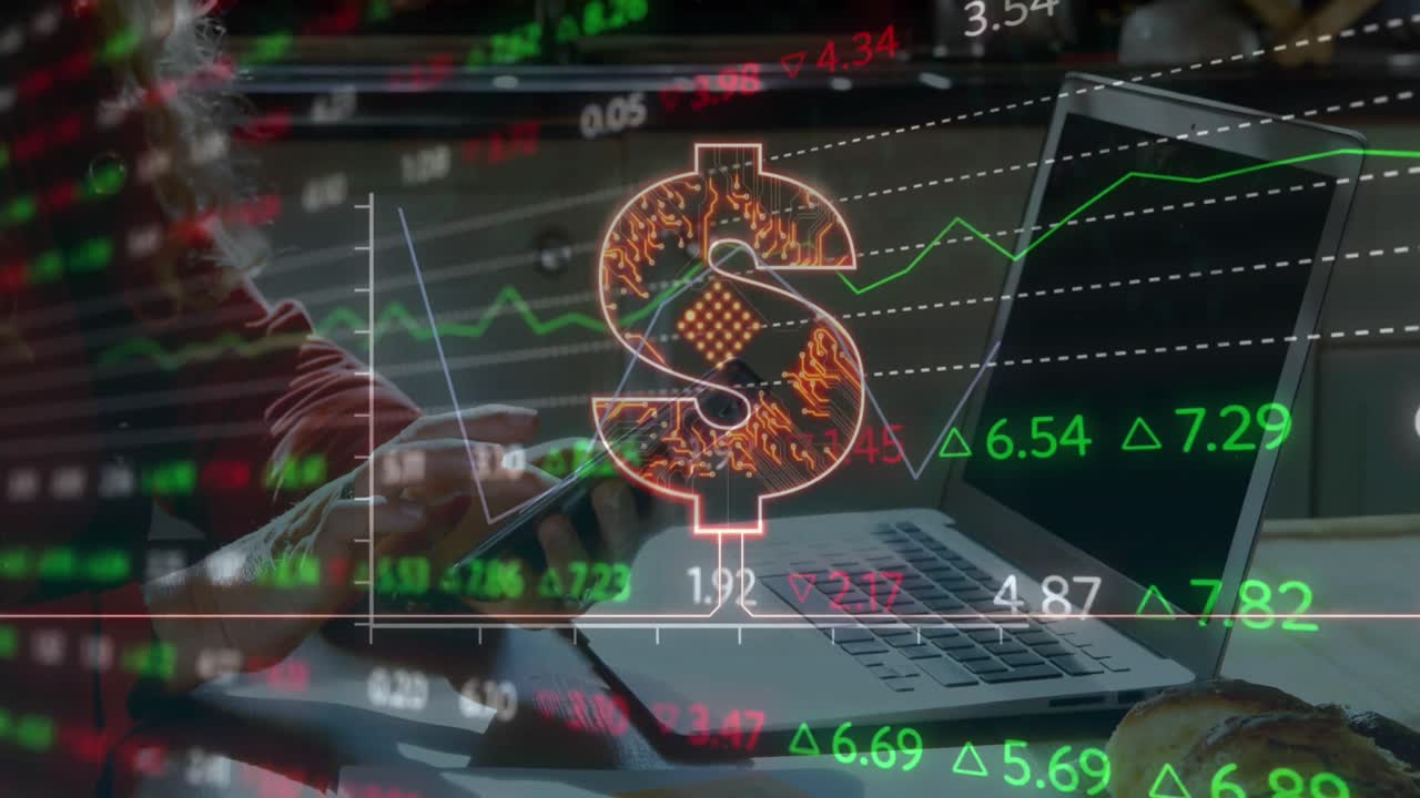 animación de tablero de comercio, signo de dólar, manos recortadas de mujer caucásica usando teléfono celular y portátil