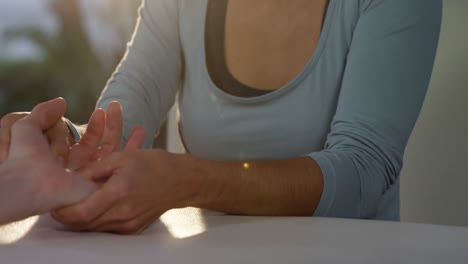 Fisioterapeuta-Dando-Masaje-De-Manos-Al-Paciente.