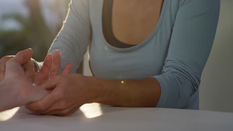fisioterapeuta dando masaje de manos al paciente