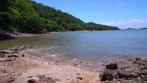 la costa rosa con playa de mar en chanthaburi, tailandia