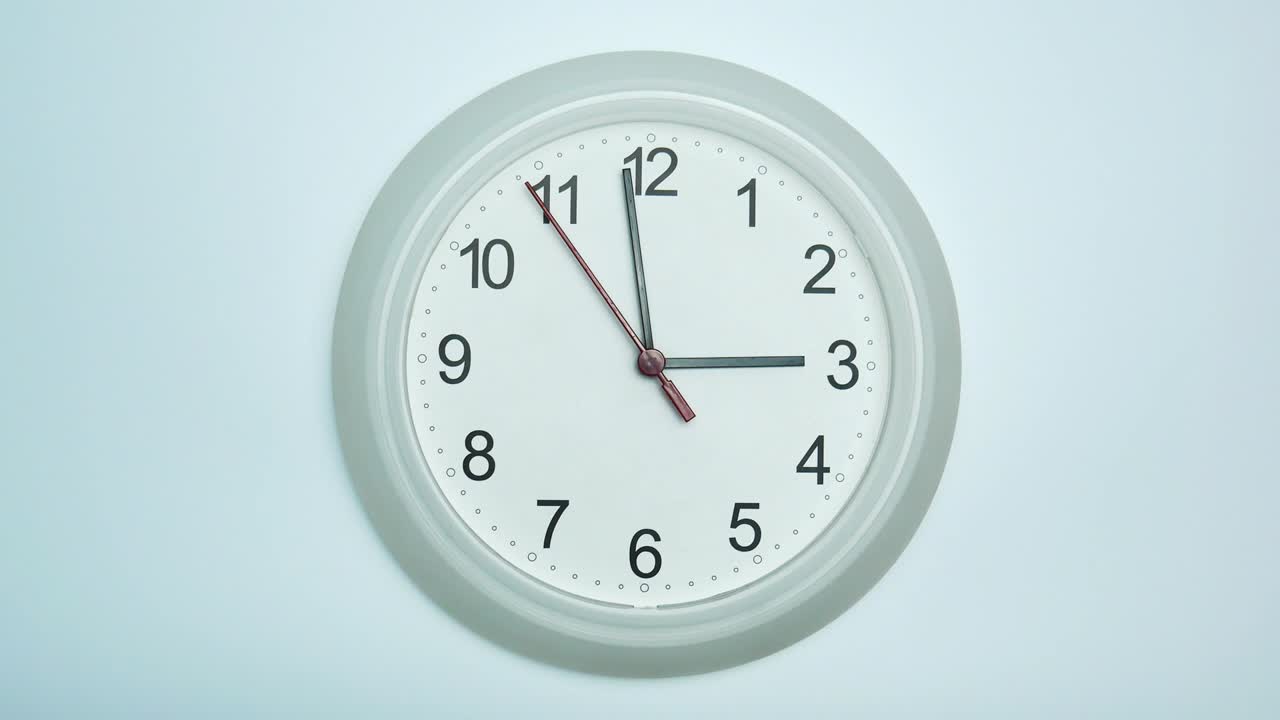 Orologio da parete bianco che indica le 3 in punto