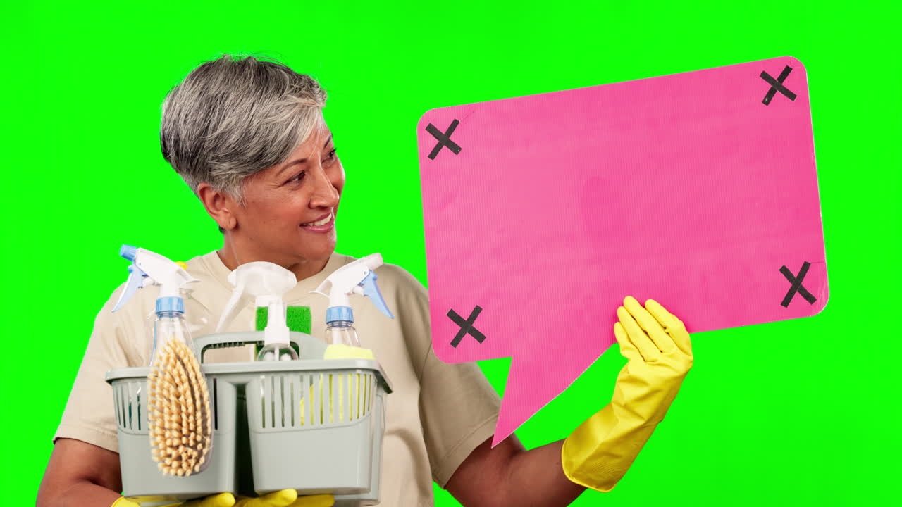 mujer mayor sonriente sosteniendo suministros de limpieza y burbuja de habla