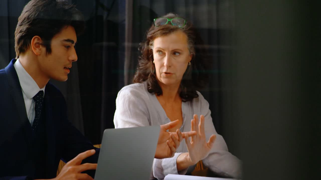 ejecutivos discutiendo sobre el plan en la oficina 4k