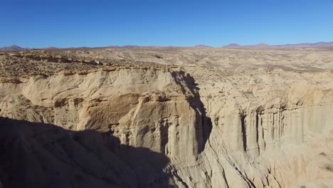 Una-Antena-Sobre-Un-Hermoso-Acantilado-Seco-En-El-Remoto-Desierto-De-Mojave-De-California-O-Nevada