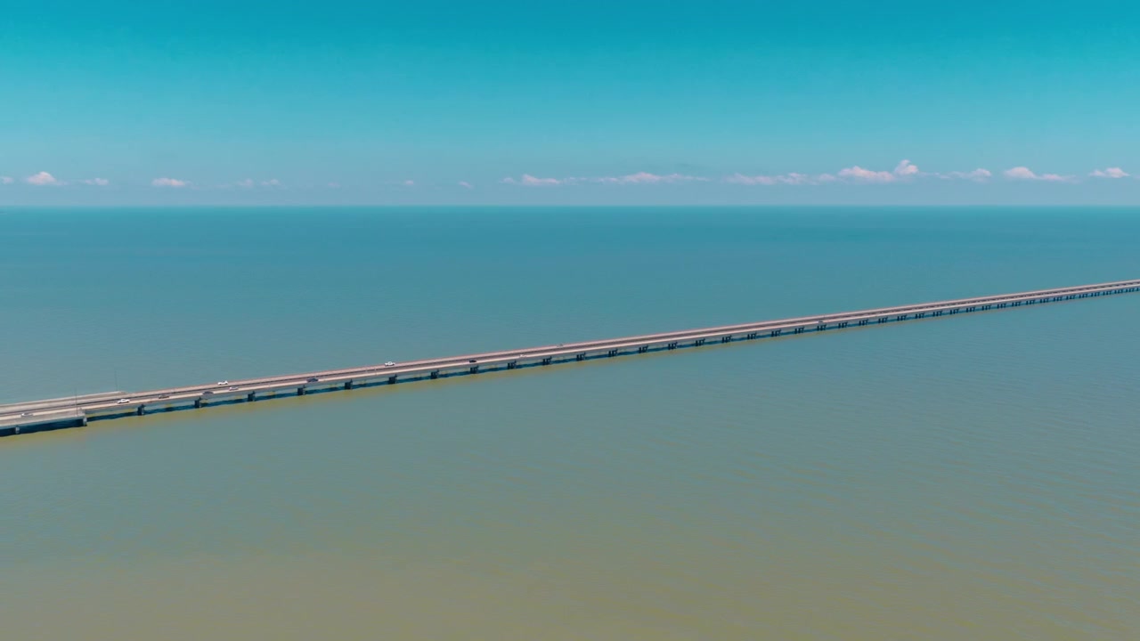 Ponte do Lago Pontchartrain vista do ar, tráfego atravessando a famosa ponte da Louisiana sobre águas calmas e abertas, filmagem aérea de drone perto de Nova Orleans, EUA.