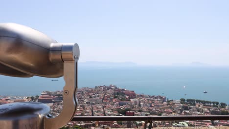 binoculares con vistas a la ciudad de nápoles y el mar