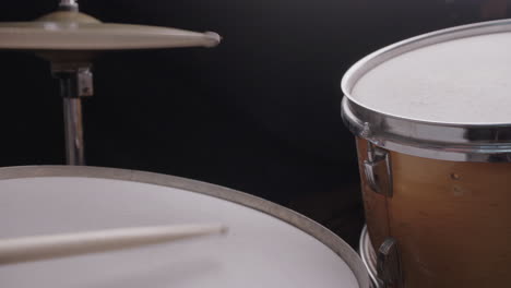 el baterista de jazz toca en cámara lenta, primer plano