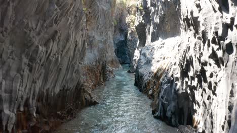 Volando-Dentro-Del-Río-Alcantara-Gore-En-Sicilia-Sin-Gente