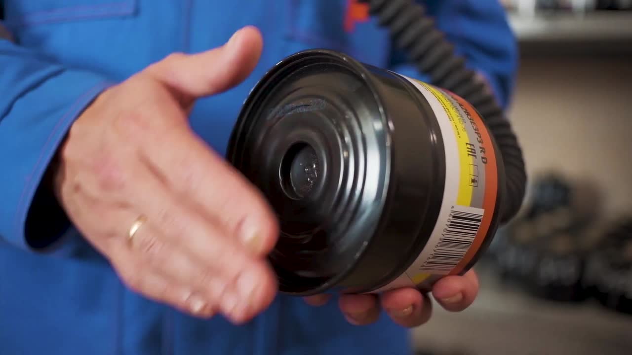 호흡기 필터를 들고 있는 사람