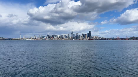 Timelapse-Del-Horizonte-De-La-Ciudad-De-Seattle-Con-Cielo-Dramático-Y-Mar-En-Frente