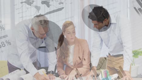 personas discutiendo en una oficina y gráficos con estadísticas y datos