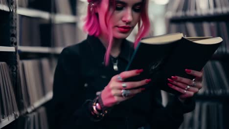 mujer joven leyendo en una biblioteca