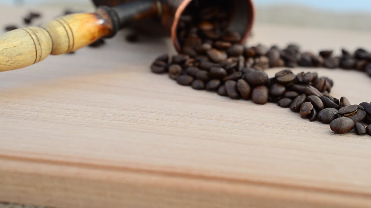 Chicchi di caffè su una tavola. Natura morta con caffè