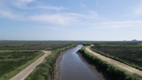 Vista-Aérea-De-Un-Canal-De-Aguas-Tranquilas-Cerca-Del-Pueblo-De-Veiros,-Estarreja,-Portugal